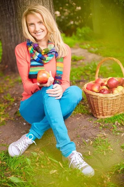 Pretty girl with ripe apple — Stock Photo, Image
