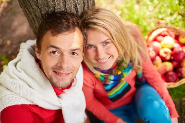Young couple  in park — Stock Photo, Image