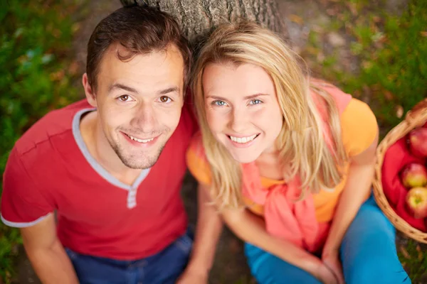 Jong stel in park — Stockfoto