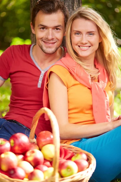 Pareja joven en el parque — Foto de Stock