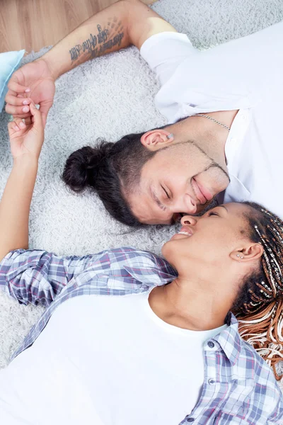 Mann und seine Freundin auf dem Boden liegend — Stockfoto