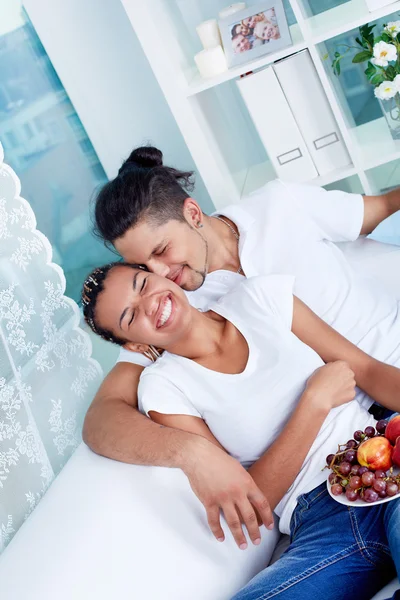 Chico y su novia comiendo bocadillos de frutas — Foto de Stock