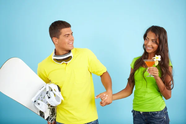 Ragazza con cocktail e uomo in possesso di skateboard — Foto Stock