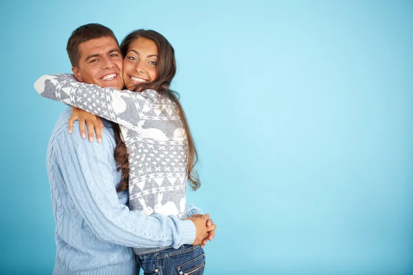 Paar in modischen Pullovern umarmt — Stockfoto