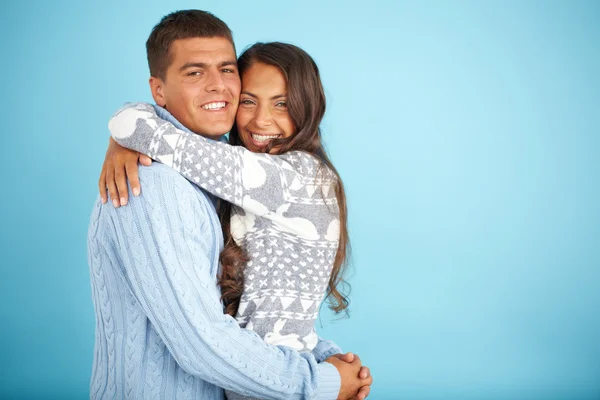 Casal em pulôveres na moda abraçando — Fotografia de Stock