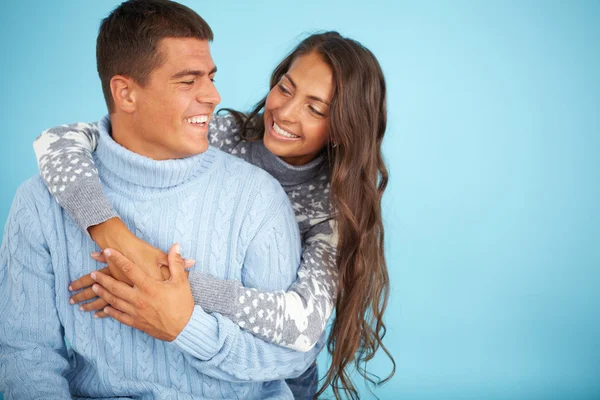 Meisje omarmen haar vriendje — Stockfoto