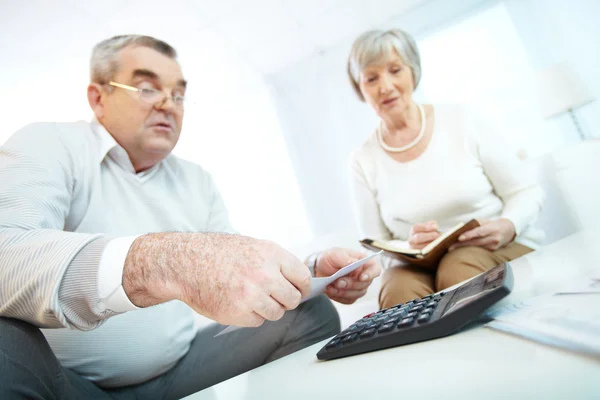 Pensionati che pianificano il loro bilancio — Foto Stock