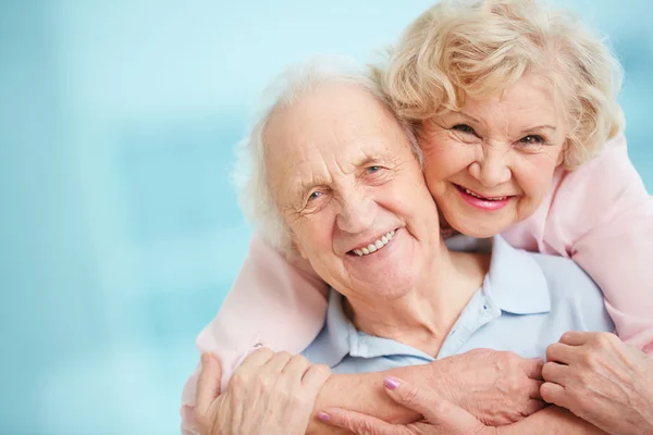 Счастливая и ласковая пожилая пара — стоковое фото