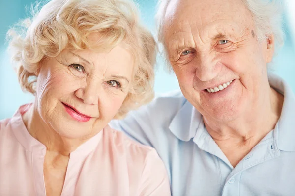 Encantadora pareja de ancianos — Foto de Stock