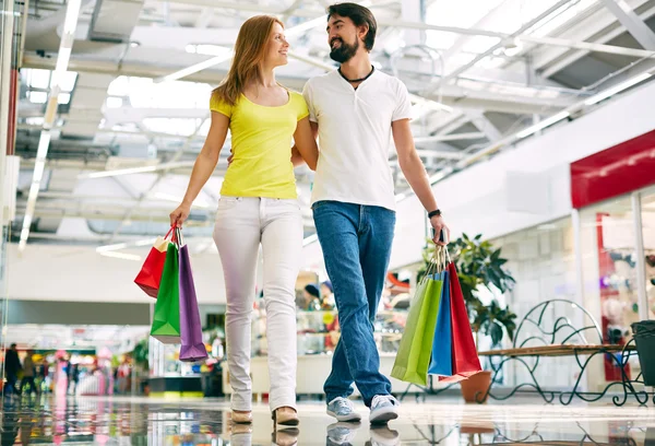 Paar spaziert durch das Einkaufszentrum — Stockfoto