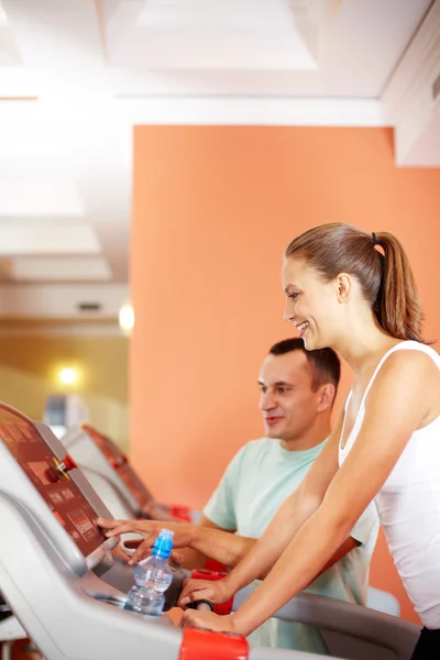 Chica en el gimnasio con su entrenador — Foto de Stock