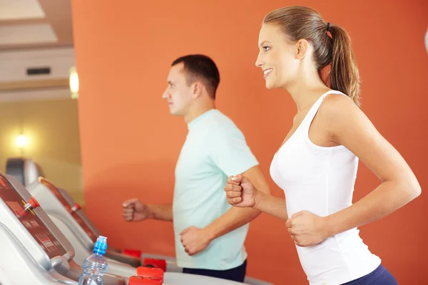 Couple training  in gym — Stock Photo, Image