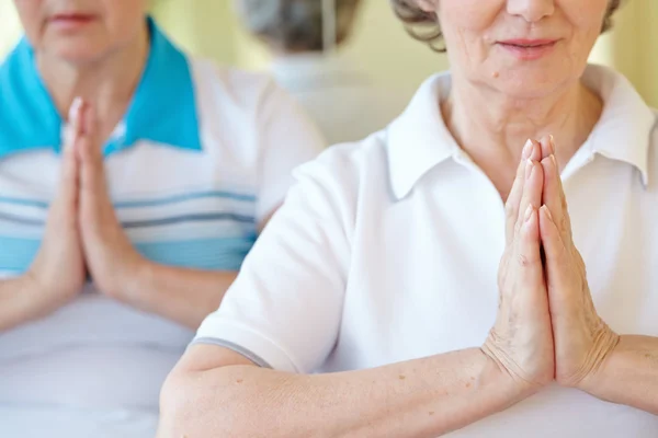 Donne che fanno esercizio di yoga — Foto Stock