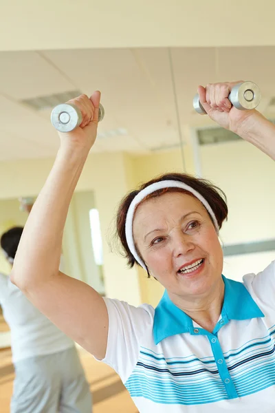 Oman doing physical exercise with barbells — Stock Photo, Image