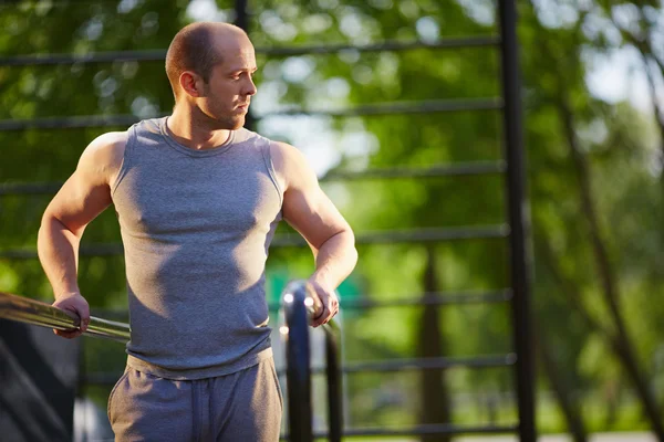 Formation de l'homme sur les équipements sportifs — Photo