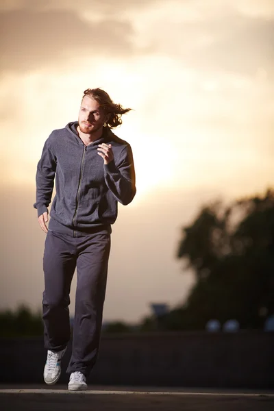 Sportsman running in the evening — Stock Photo, Image