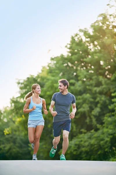 Paar rennende outdoors — Stockfoto