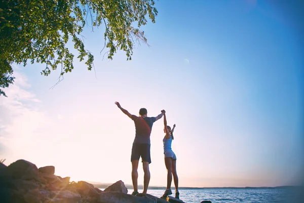 Sporty couple standing on coastline — Stock Photo, Image