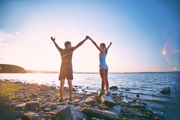 Couple standing on coastline — Stock Photo, Image