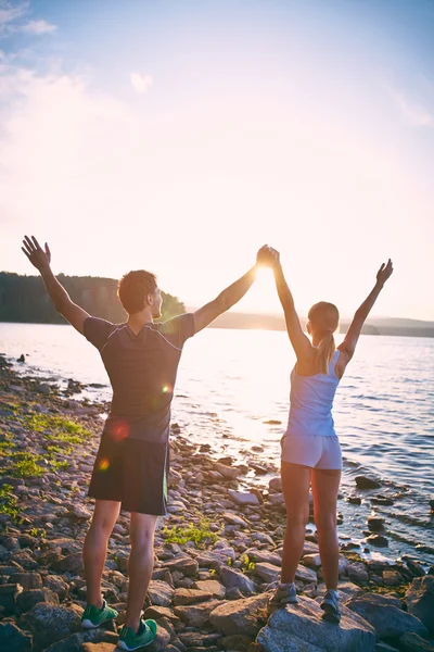 Couple standing on coastline — Stock Photo, Image