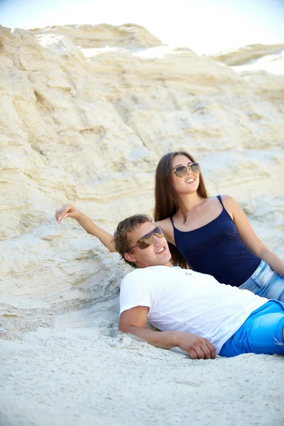 Coppia sulla spiaggia — Foto Stock