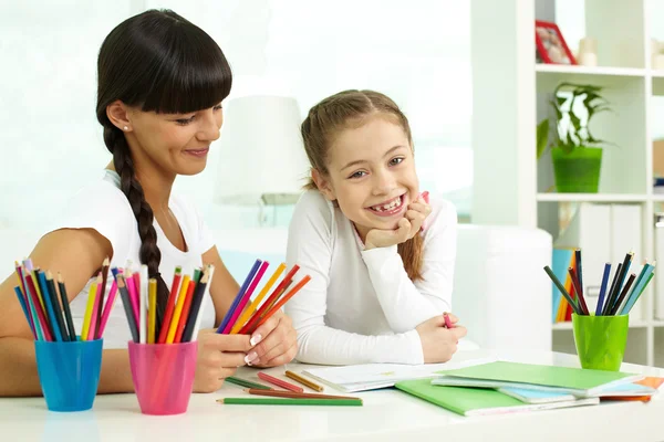 Dibujo de niña y madre con lápices de colores — Foto de Stock