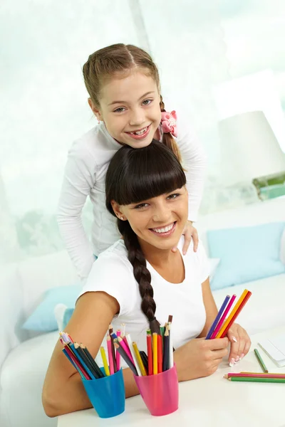 女孩和母亲用彩色铅笔 — 图库照片