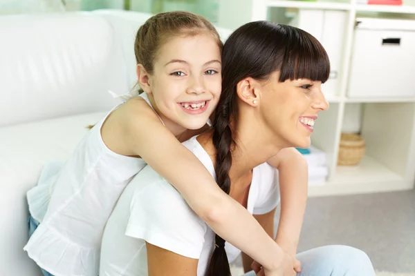 Ragazza che abbraccia sua madre — Foto Stock