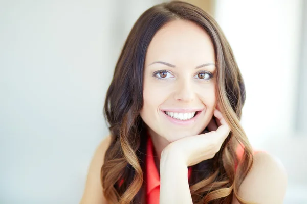 Mujer bastante sonriente — Foto de Stock