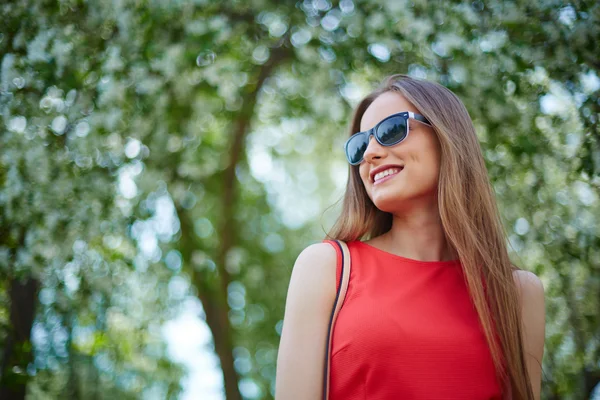 Menina elegante em óculos de sol — Fotografia de Stock