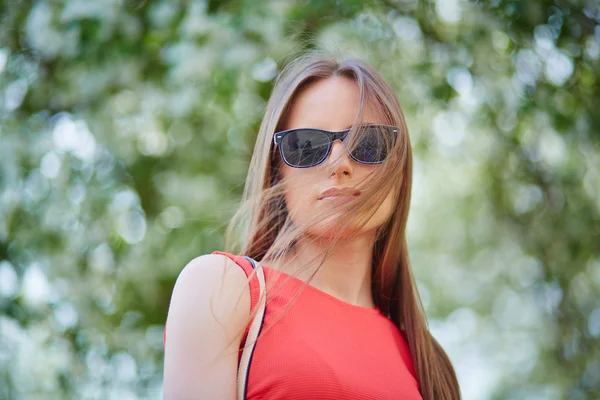 Stilvolles Mädchen mit Sonnenbrille — Stockfoto