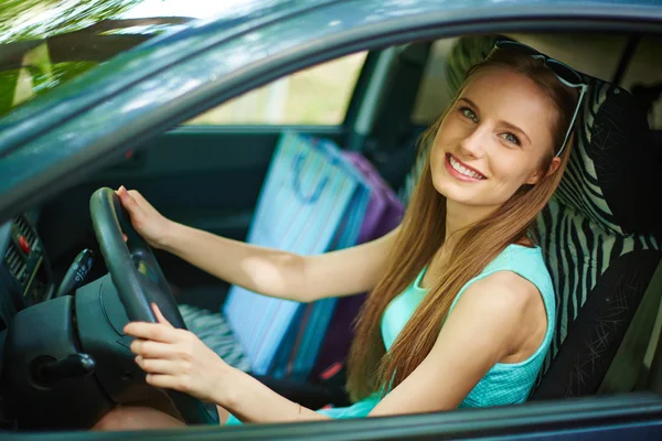 Frau im Auto — Stockfoto