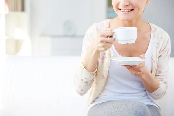 Vrouw die thee drinkt — Stockfoto