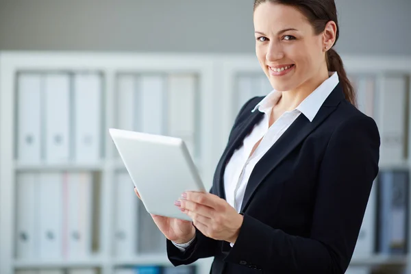 Geschäftsfrau mit Touchpad — Stockfoto