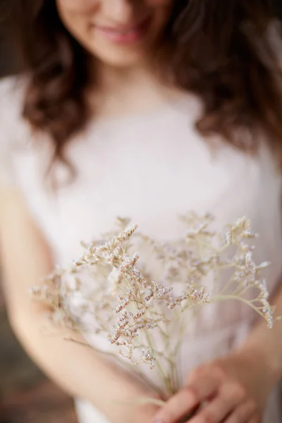 乾燥した花を持つ女性 — ストック写真