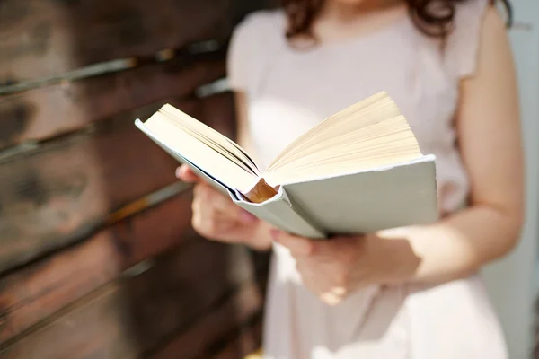 Libro de lectura mujer — Foto de Stock