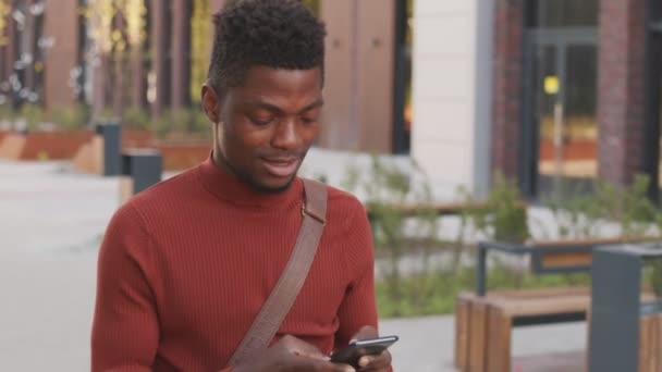 Tiltning Ner Medium Slowmo Skott Unga Stilig Afroamerikansk Man Smarta — Stockvideo