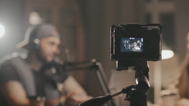 Seguimiento Captura Cámara Vídeo Que Filma Gente Auriculares Hablando Micrófonos — Vídeos de Stock