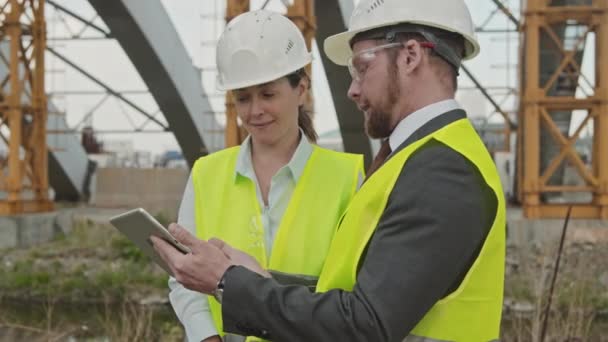 Střední Záběr Muže Který Něco Ukazuje Tabletu Kolegyni Mluví Nedokončená — Stock video