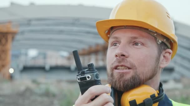 Podręczne Śledzenie Bliska Brodatego Mężczyzny Twardym Kapeluszu Rozmawiającego Walkie Talkie — Wideo stockowe