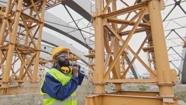 Tracking Slowmo African American Male Worker Safety Vest Goggles Hard — Stock Video