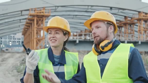 Handheld Shot Cheerful Female Supervisor Walkie Talkie Male Worker Wearing — Stock Video