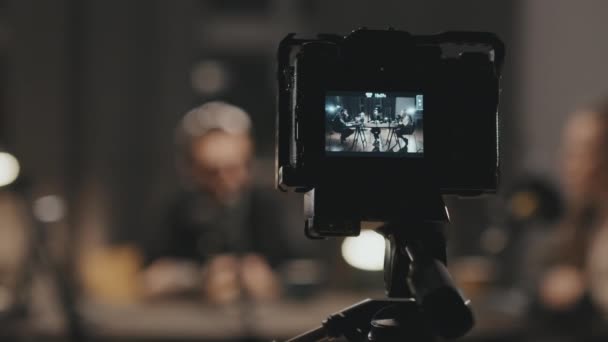 拍摄3个人坐在客厅桌子边记录播客的摄像机的追踪镜头 — 图库视频影像