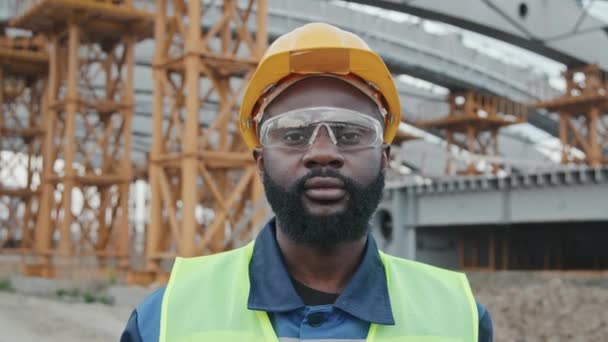 Sledování Portrétu Afroamerického Pracovníka Staveniště Záchranné Vestě Tvrdým Kloboukem Brýlemi — Stock video