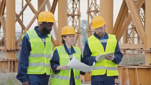 Tracking Shot African American Caucasian Male Female Construction Worker Safety — Vídeo de stock