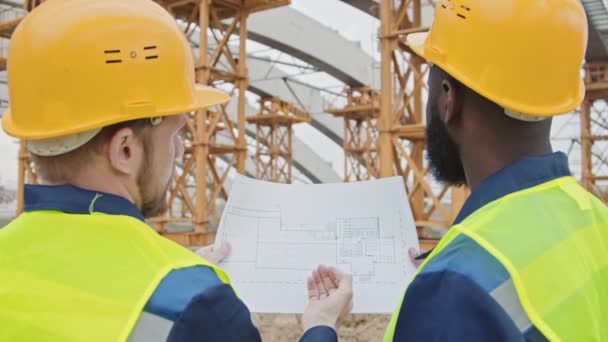 Disparo Seguimiento Lento Trabajadores Construcción Caucásicos Afroamericanos Chalecos Seguridad Sombreros — Vídeos de Stock