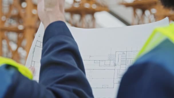 Nahaufnahme Unerkennbare Ingenieure Diskutieren Bauplan Auf Baustelle — Stockvideo