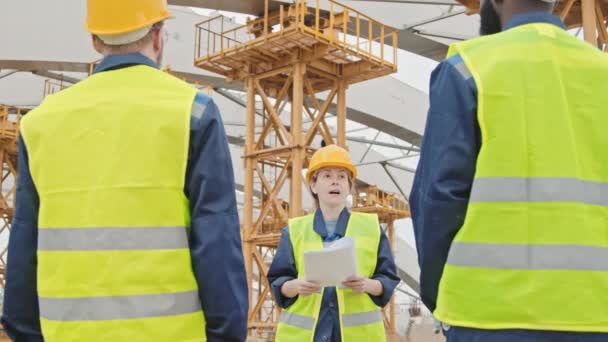 Low Angle Medium Shot Van Voorvrouw Veiligheidsvest Hard Hat Holding — Stockvideo