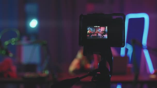 Seguimiento Primer Plano Con Enfoque Cámara Vídeo Pie Trípode Filmación — Vídeos de Stock