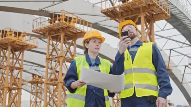 Low Angle Medium Shot Female Male Engineers Safety Vests Hard — Stock Video